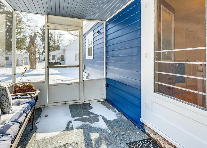 3 Mi To Hospitals: Inviting W/ Yard! Rockford