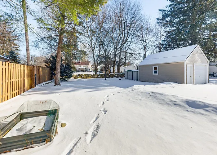3 Mi To Hospitals: Inviting W/ Yard! Ferienhaus *