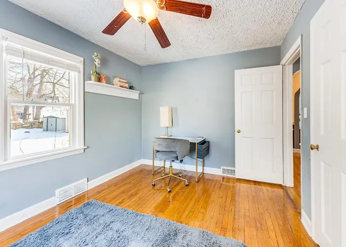 3 Mi To Hospitals: Inviting W/ Yard! Rockford