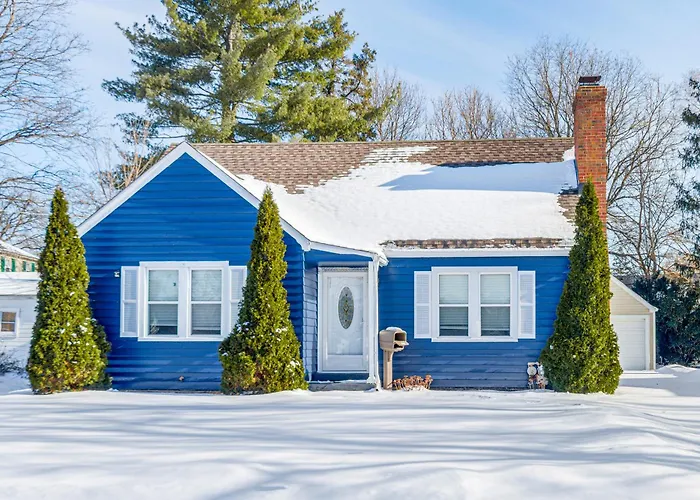 3 Mi To Hospitals: Inviting W/ Yard! * Rockford