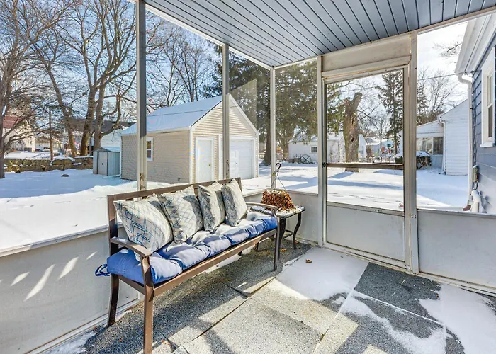 3 Mi To Hospitals: Inviting W/ Yard! Ferienhaus