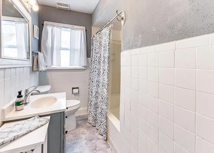 3 Mi To Hospitals: Inviting W/ Yard! Ferienhaus Rockford