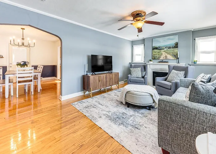 3 Mi To Hospitals: Inviting W/ Yard! * Rockford