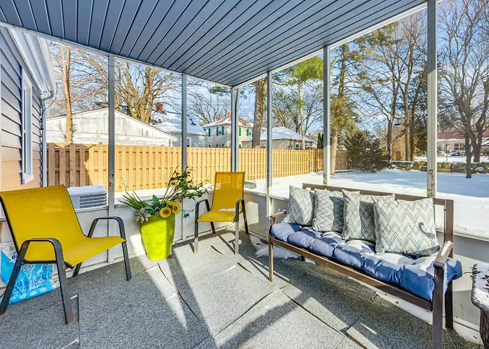 3 Mi To Hospitals: Inviting W/ Yard! Rockford